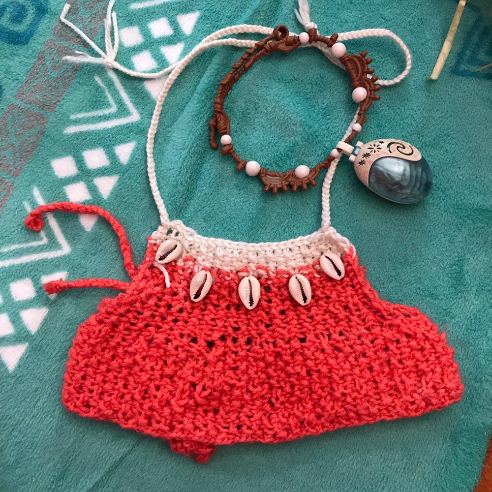 Moana top and necklace